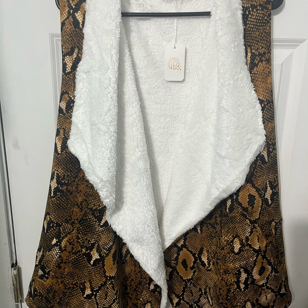 Snakeskin Print Vest with White Lining   O/S